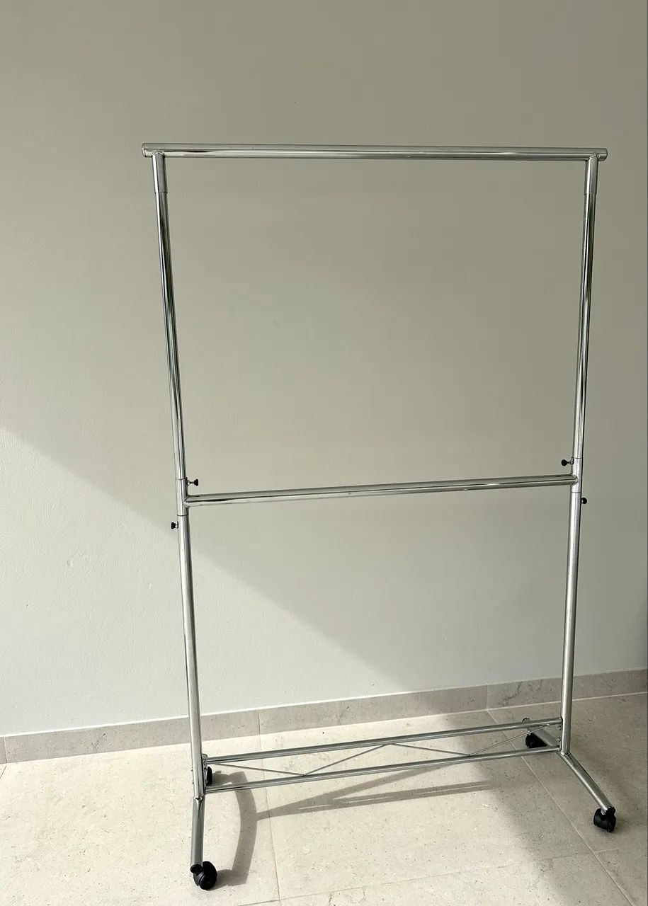 ARARA DE ROUPAS PROFISSIONAL DE AÇO CROMADO - SUPER REFORÇADA! EXCELENTE ESTADO! - Foto 2