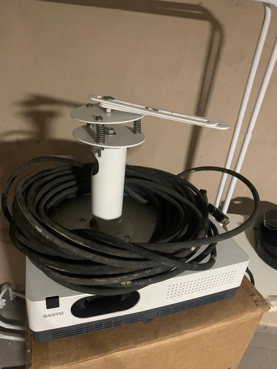 Vendo projetor com suporte e aproxi. 10 metros de cabo 