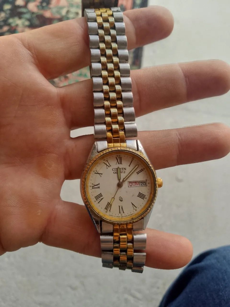 Relógio citizen quartz bicolor com números romanos.  