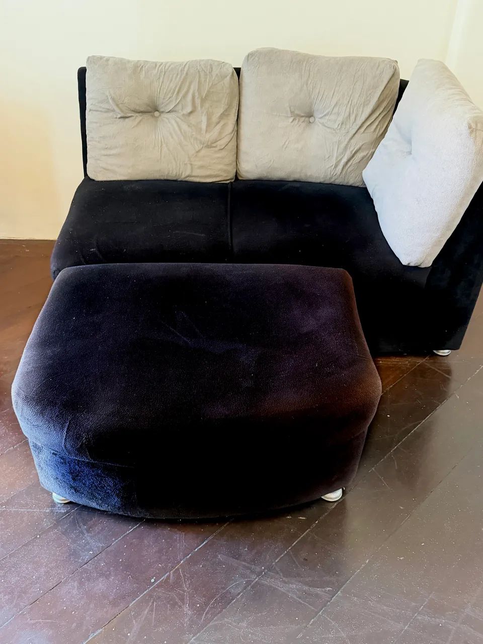VENDO SOFÁ PRETO - 2 LUGARES COM CHAMISE  - Foto 3