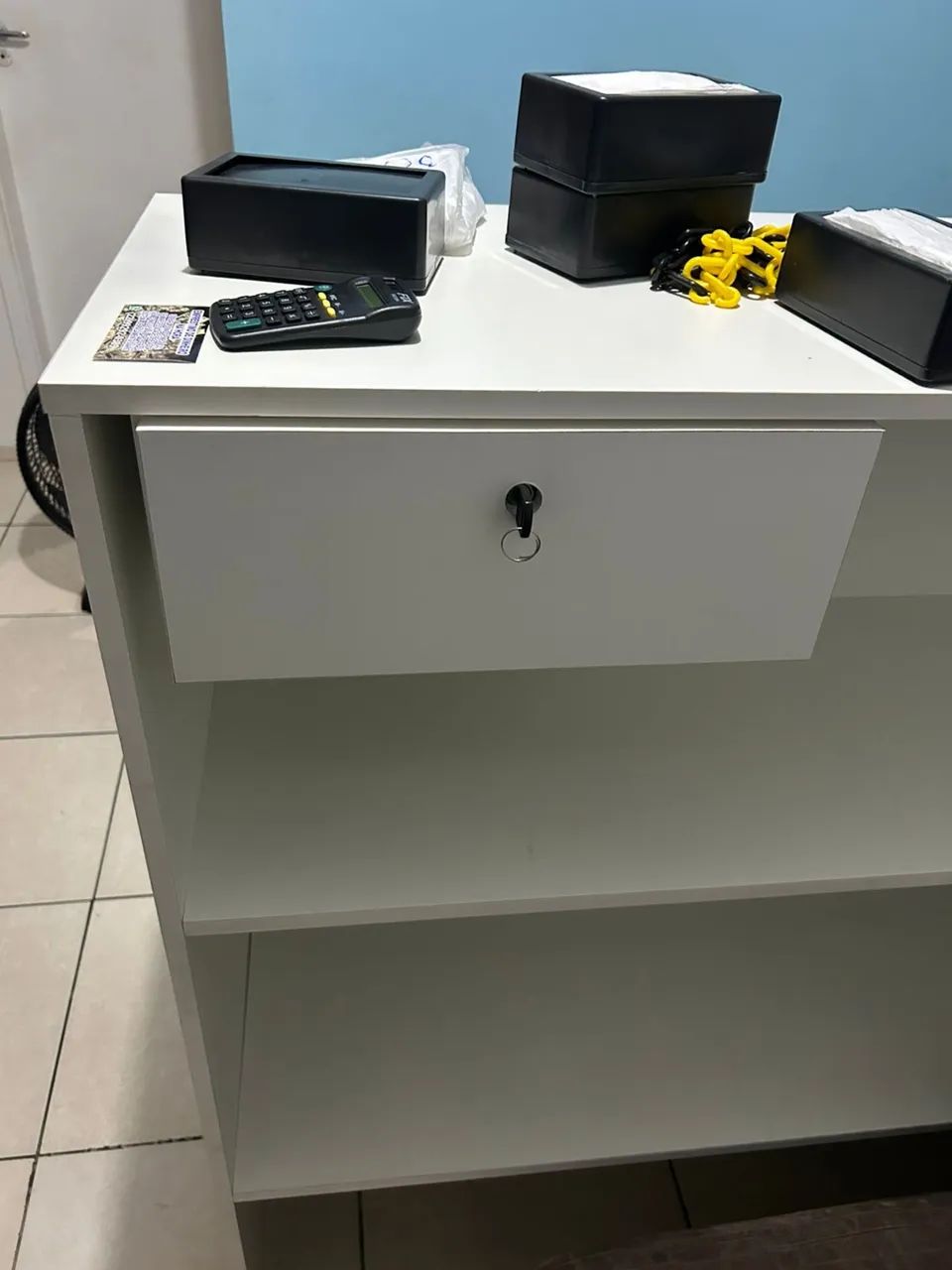 BALCÃO DE ATENDIMENTO 1,50M COM GAVETA E CHAVE - ESTADO DE NOVO  - Foto 2