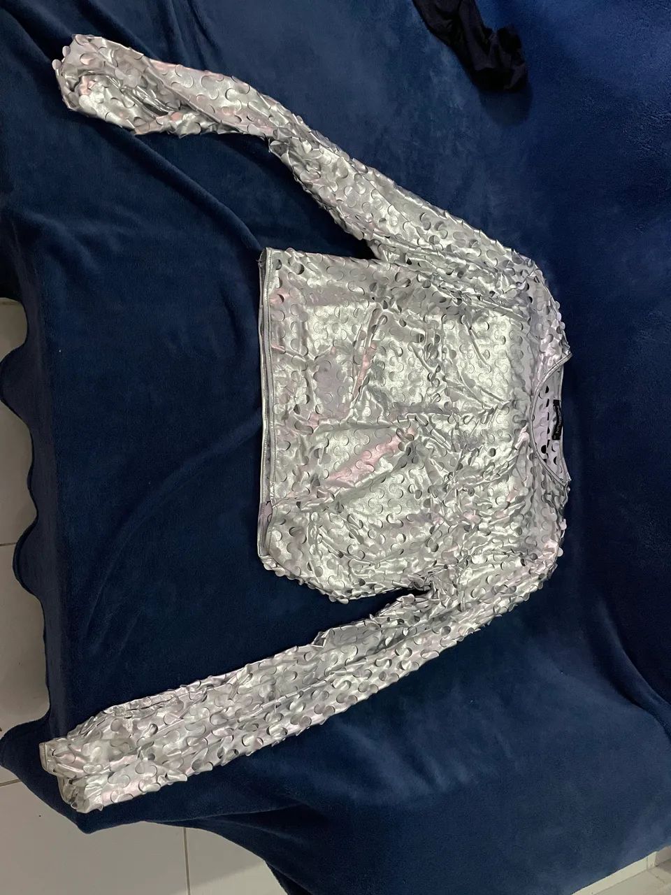 Camiseta prateada estilo Top (mostra a barriga) 