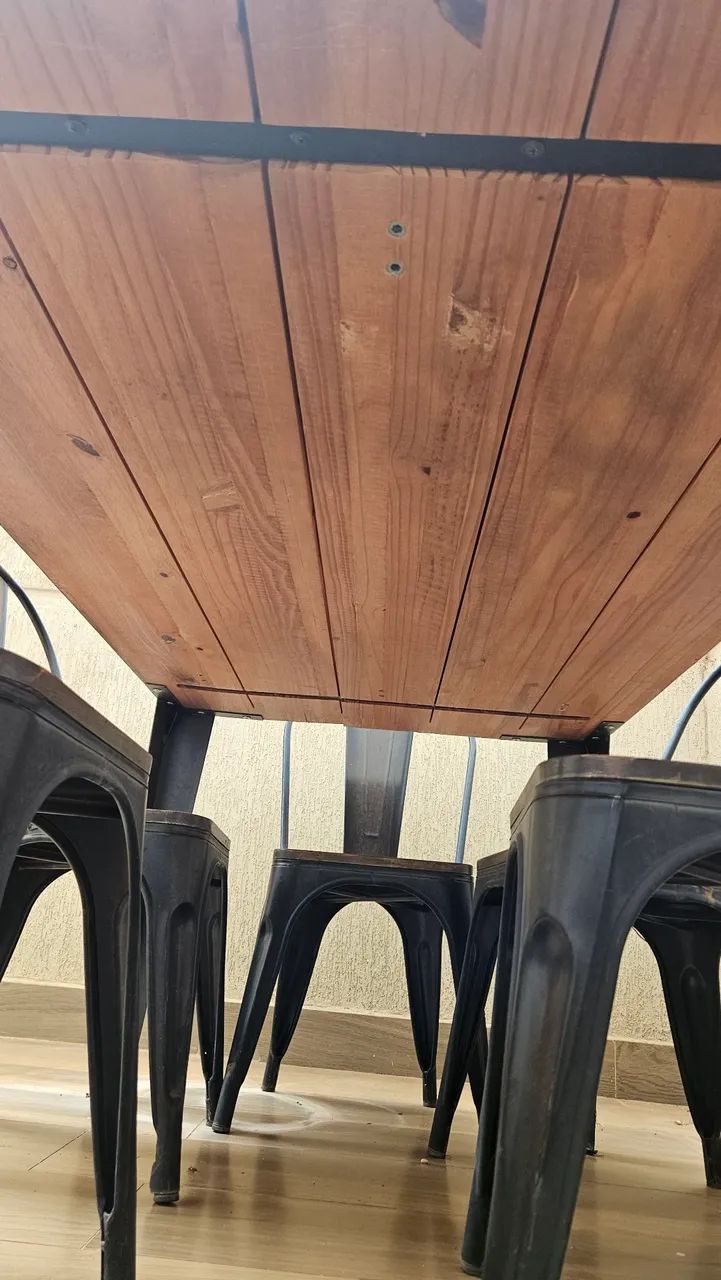 Mesa de madeira maciça e 6 cadeiras - Foto 5