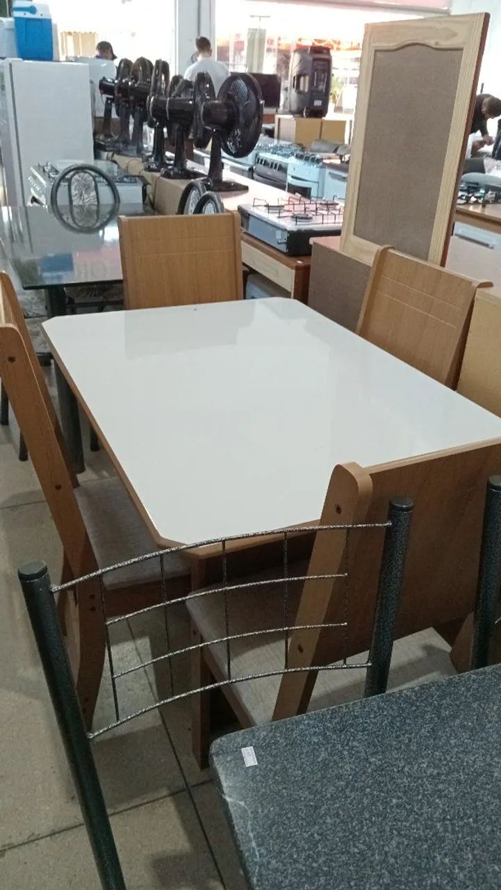Mesa com 4 cadeiras 
