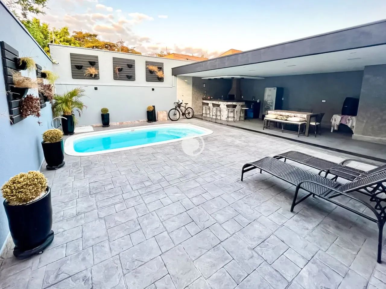 Casa com piscina no Residencial Furlan REF: 197