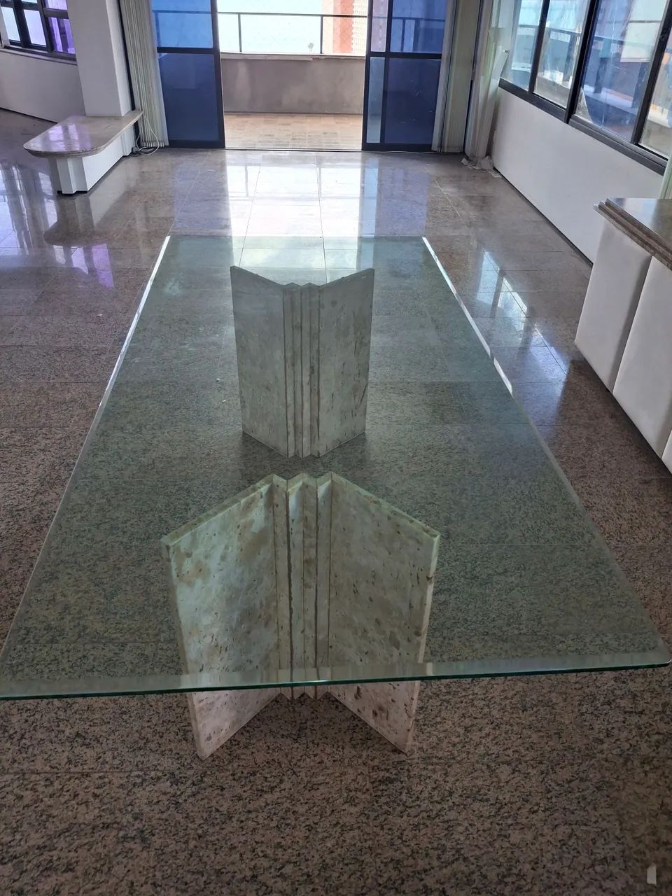 Mesa de jantar de vidro com base de mármore 