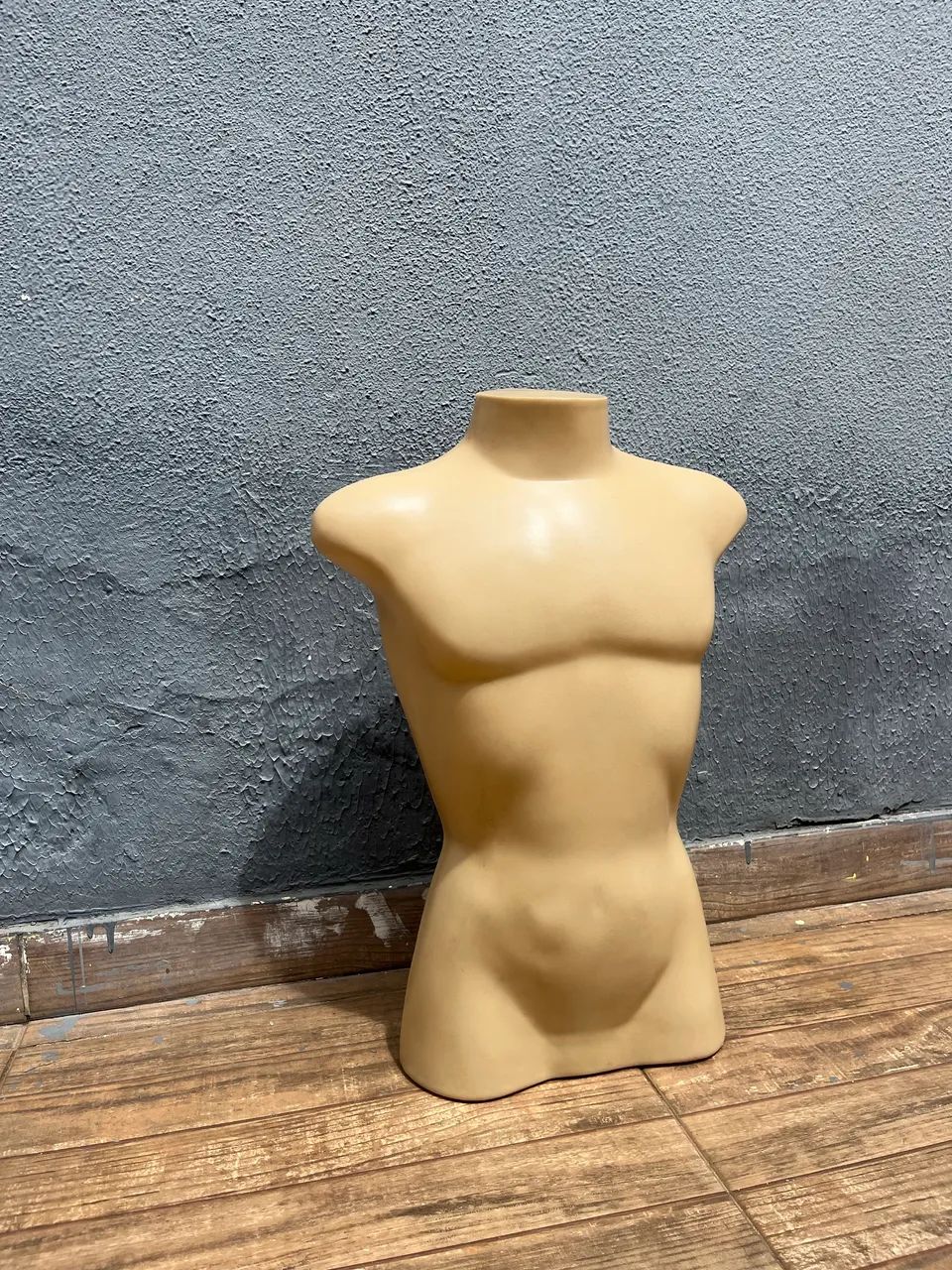 Torso masculino para exposição de roupas