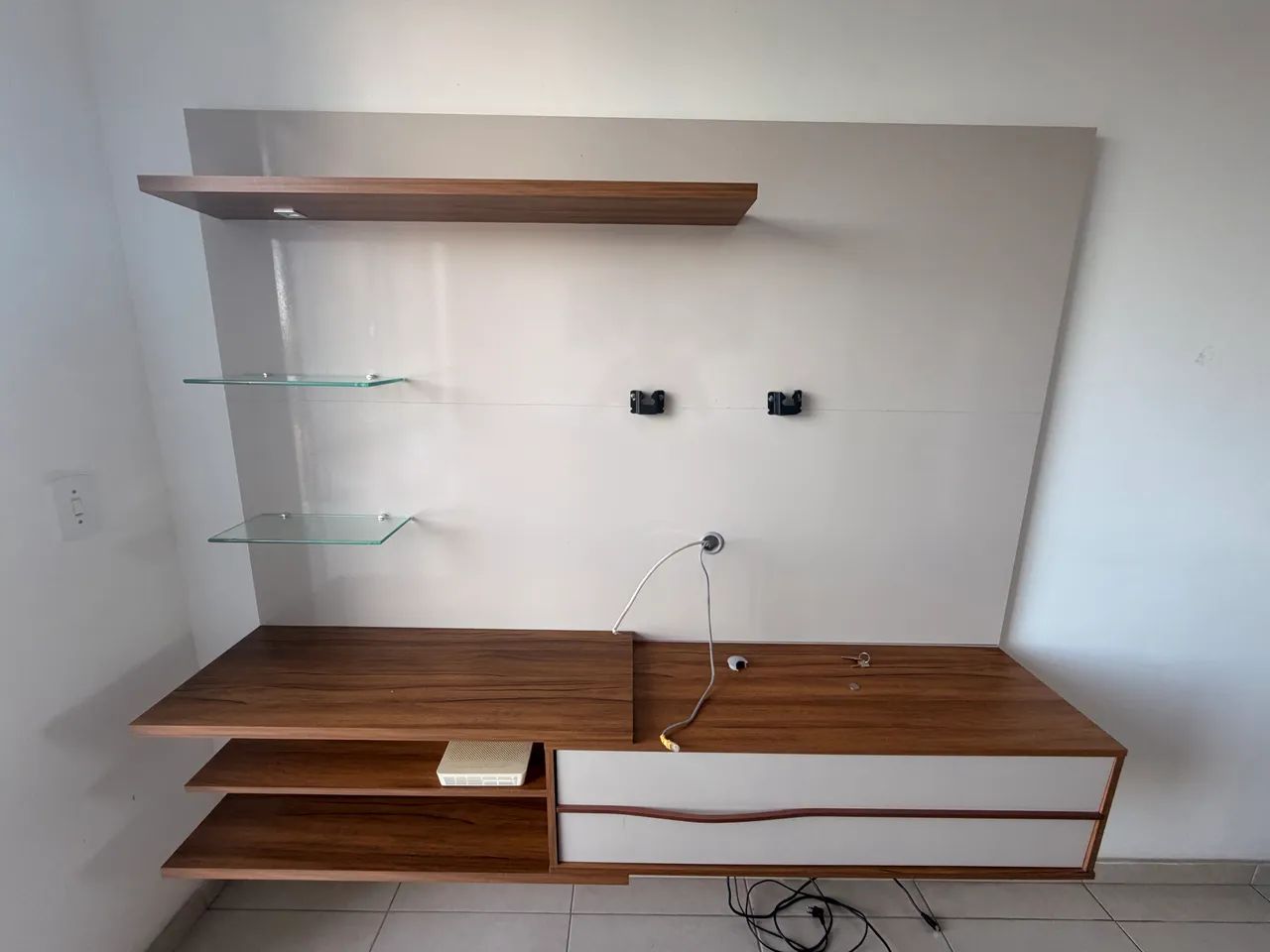 Vende-se  Painel para tv de até 60 polegadas - R$ 250,00  Aceito cartão de crédito.