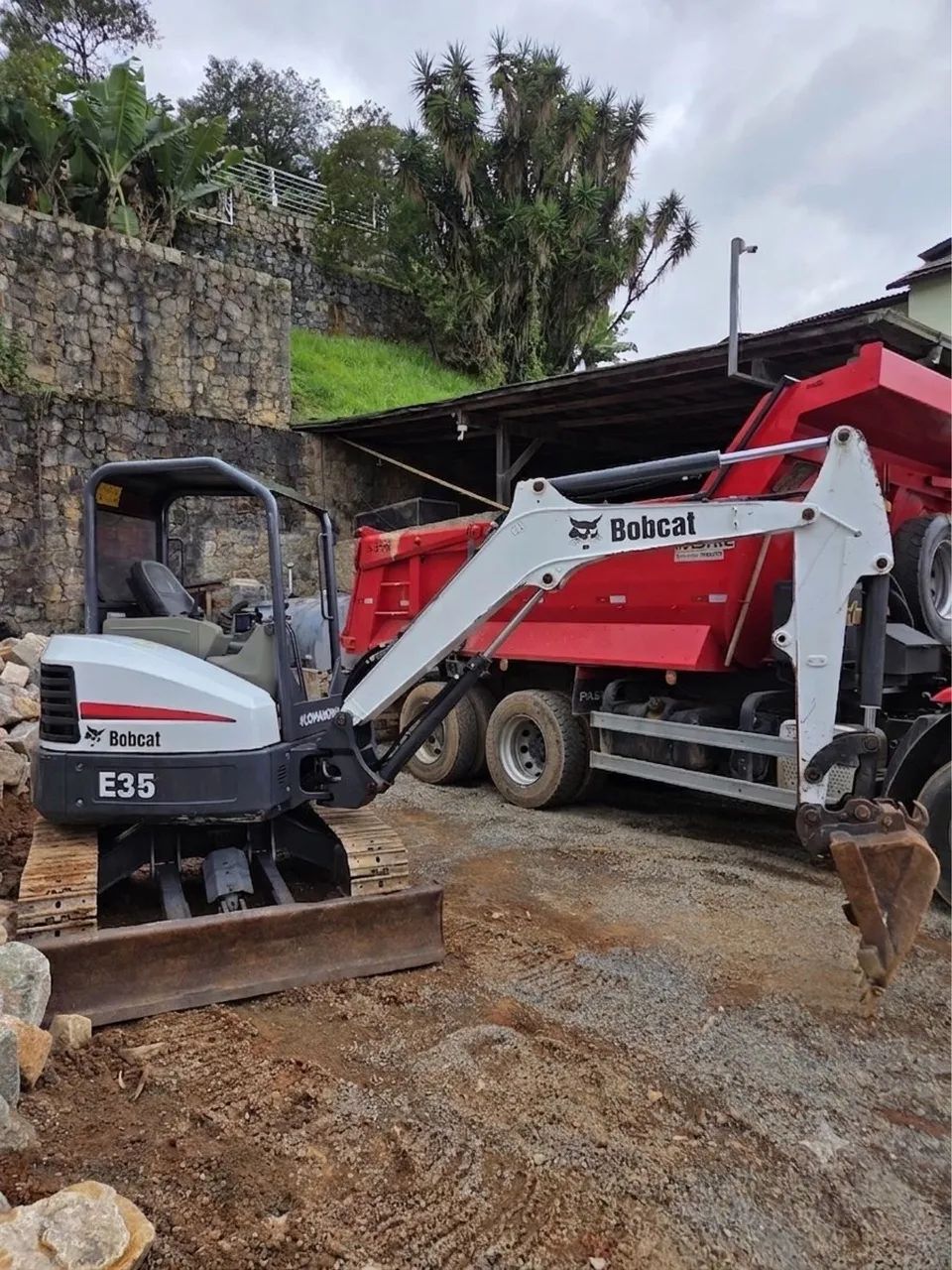 MINIESCAVADEIRA BOB CAT E35