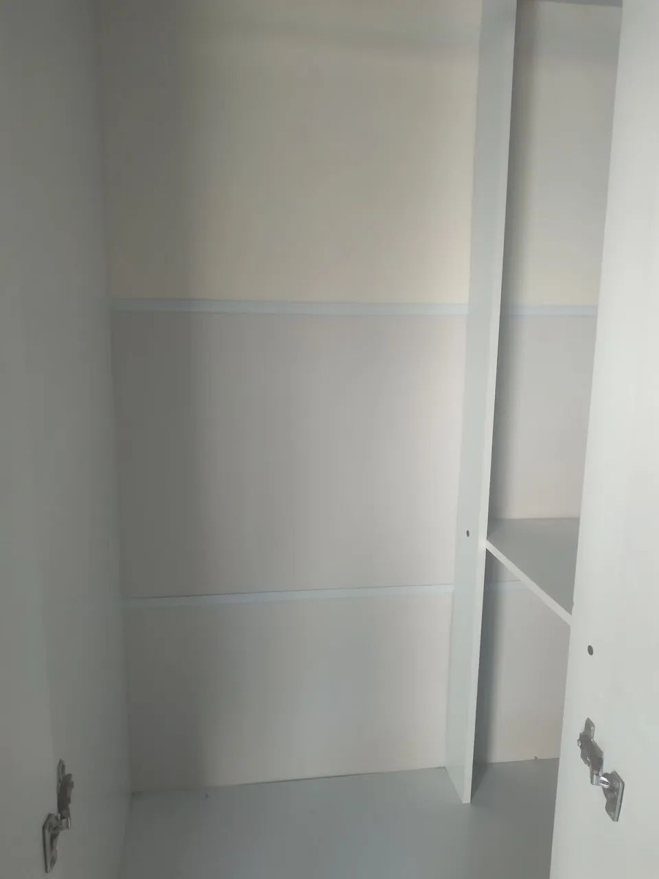Guarda roupa já com rodinhas e usado  - Foto 4