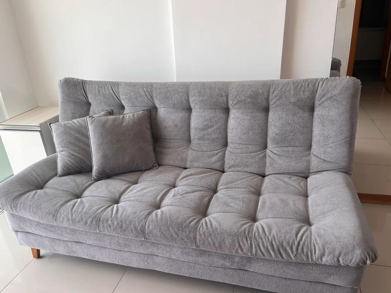 Sofá-cama cinza acolchoado  - Foto 2