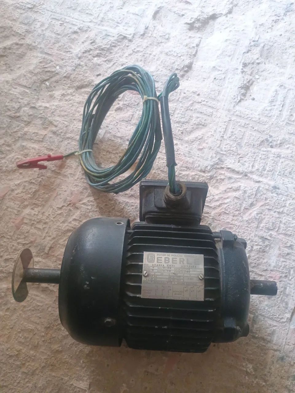Motor elétrico trifásico 