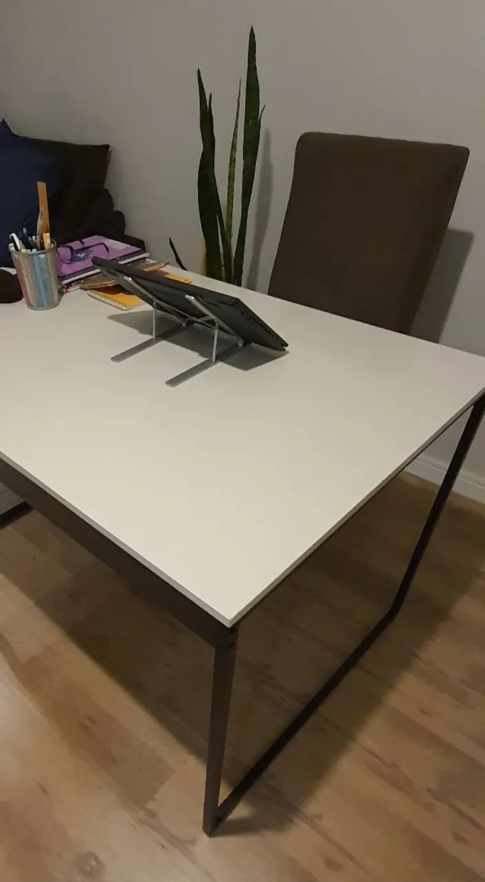 Mesa off white - super fácil de montar e desmontar.