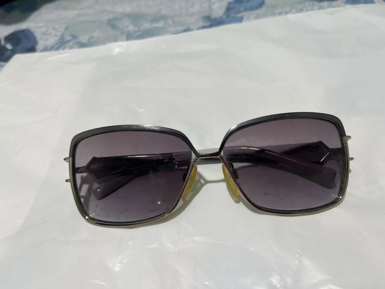 Óculos de Sol Ana Hickmann Eyewear ? Elegante Metal e Branco
