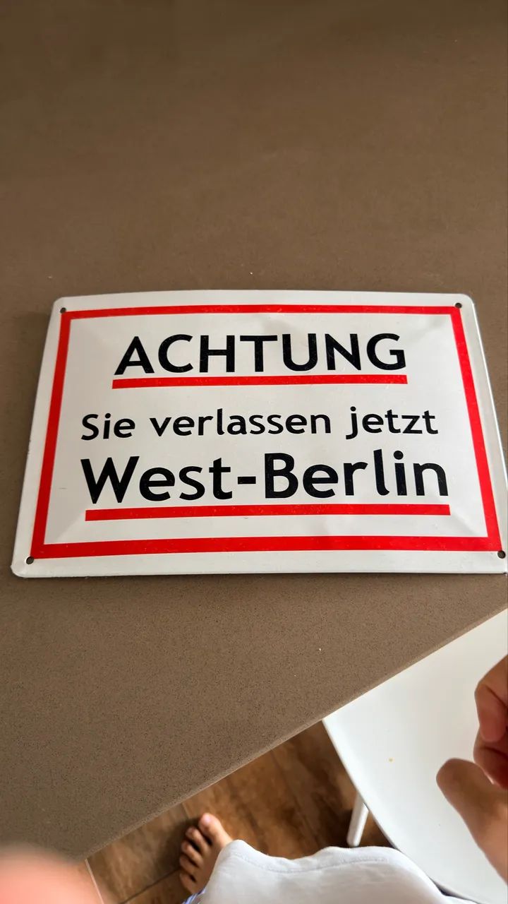Placa Achtung Comprada em Berlim
