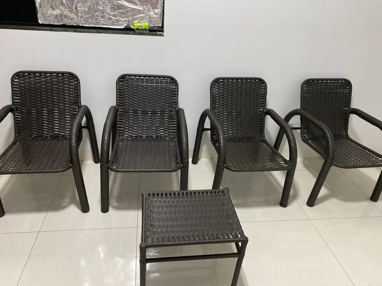 Conjunto de 4 Cadeiras + Mesinha em Fibra Sintética   