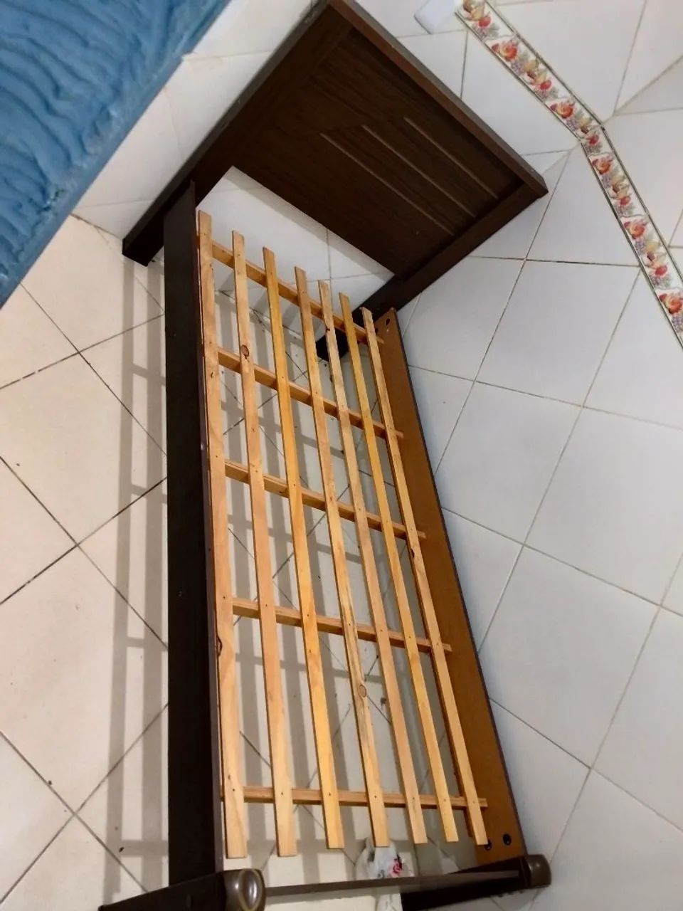 VENDE-SE CAMA DE SOLTEIRO 