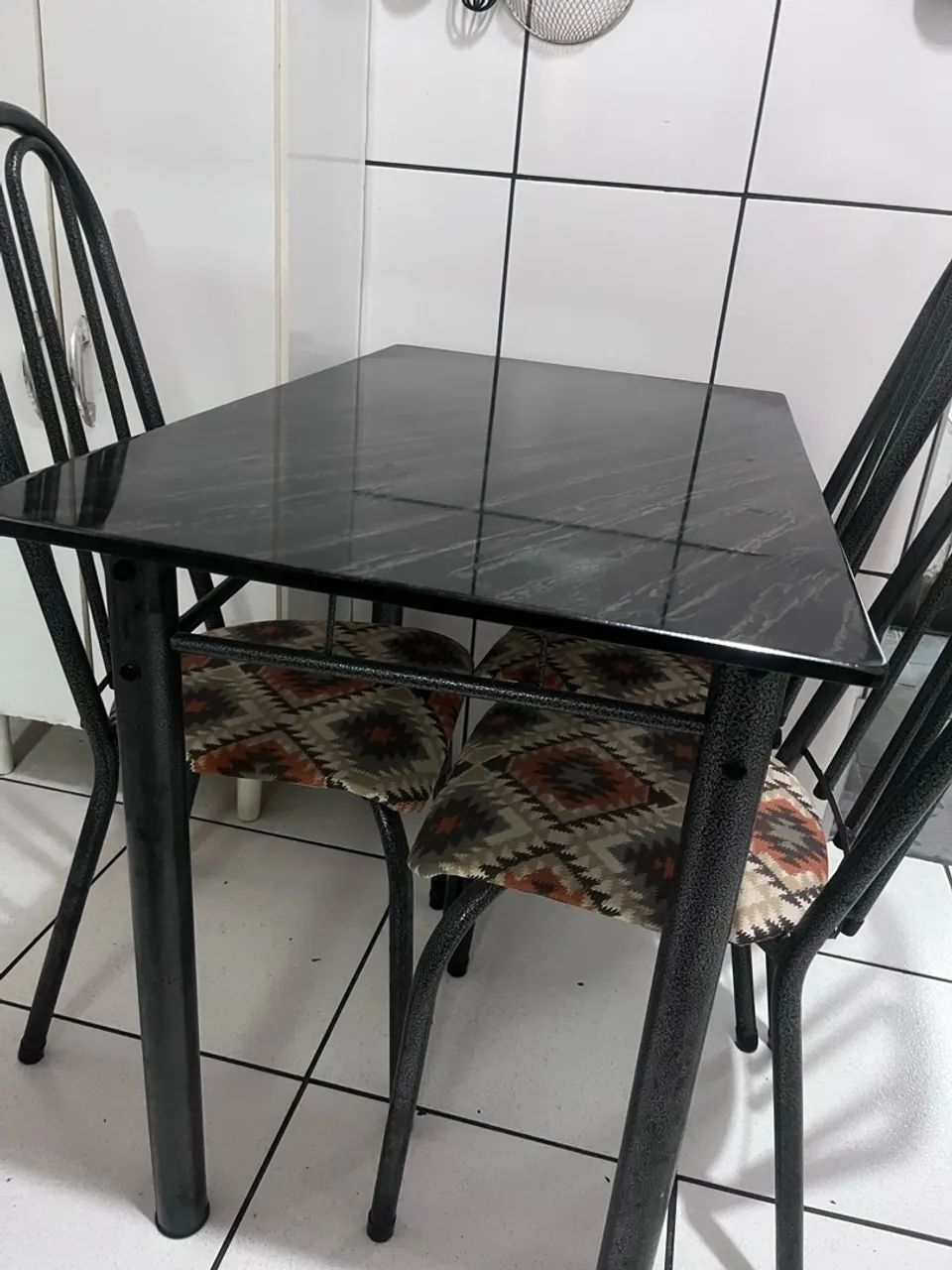 Mesa 4 cadeiras em perfeito estado - Foto 3