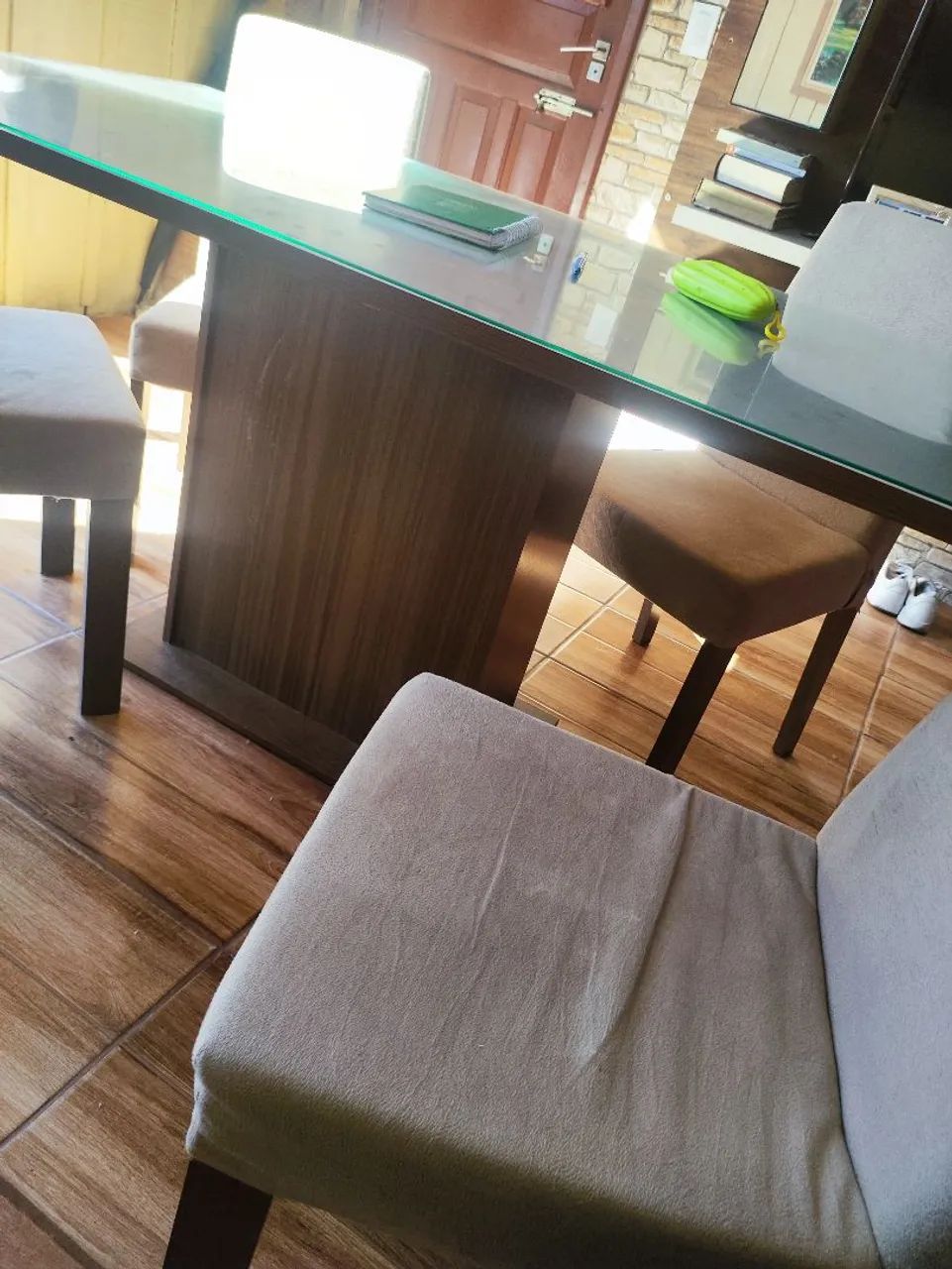 Mesa com quatro cadeiras estofadas - Foto 2