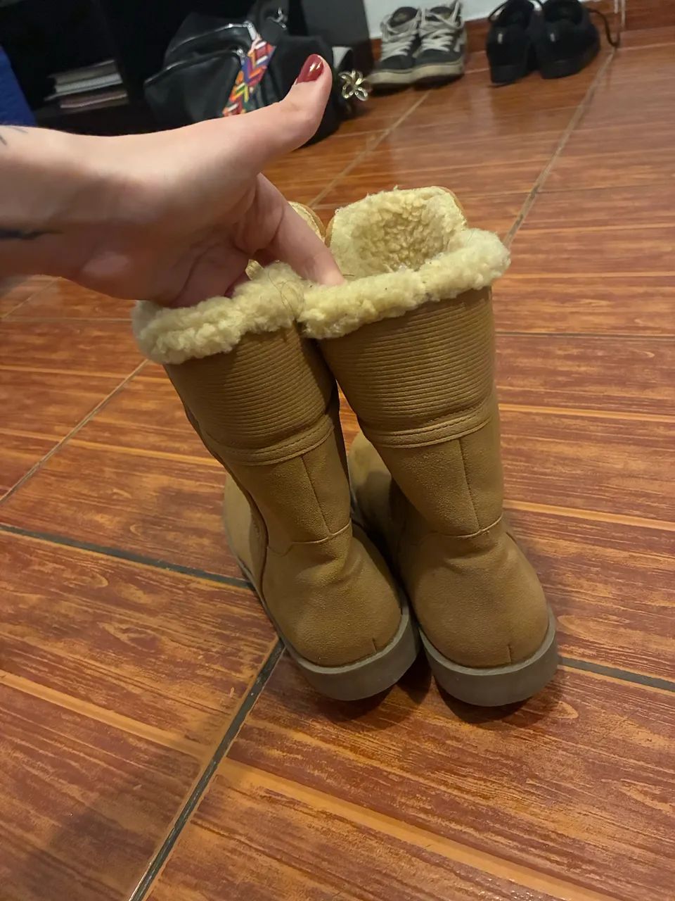 Bota marrom pelúcia