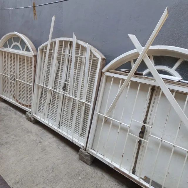 3 janelas de madeira com grade