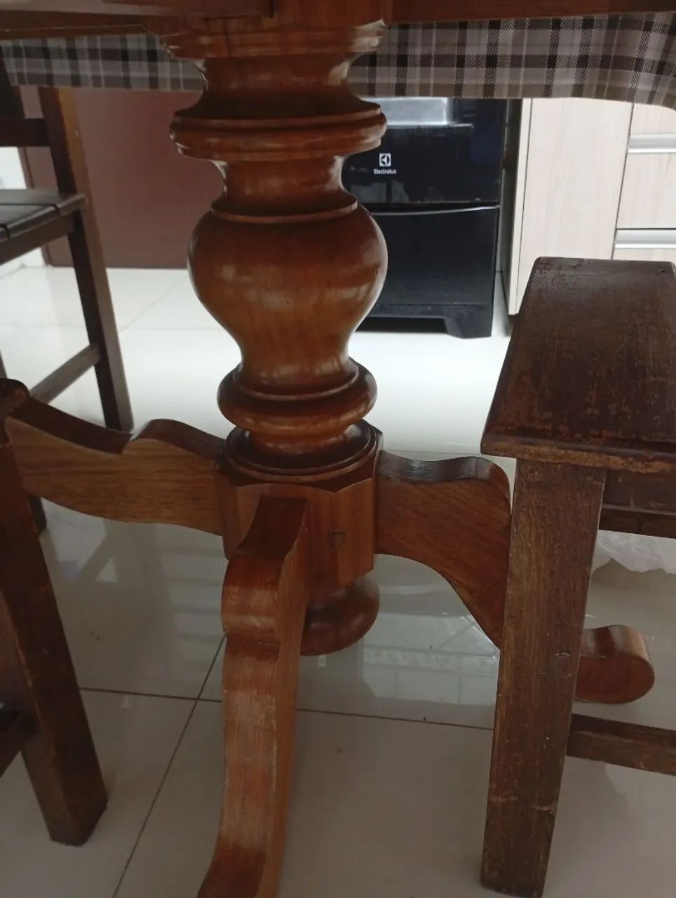 Mesa de madeira maciça com 6 cadeiras - Foto 2