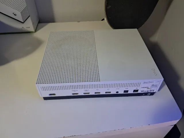 XBOX ONE S 1TB COM 2 CONTROLES EM PERFEITO ESTADO!! - Foto 3