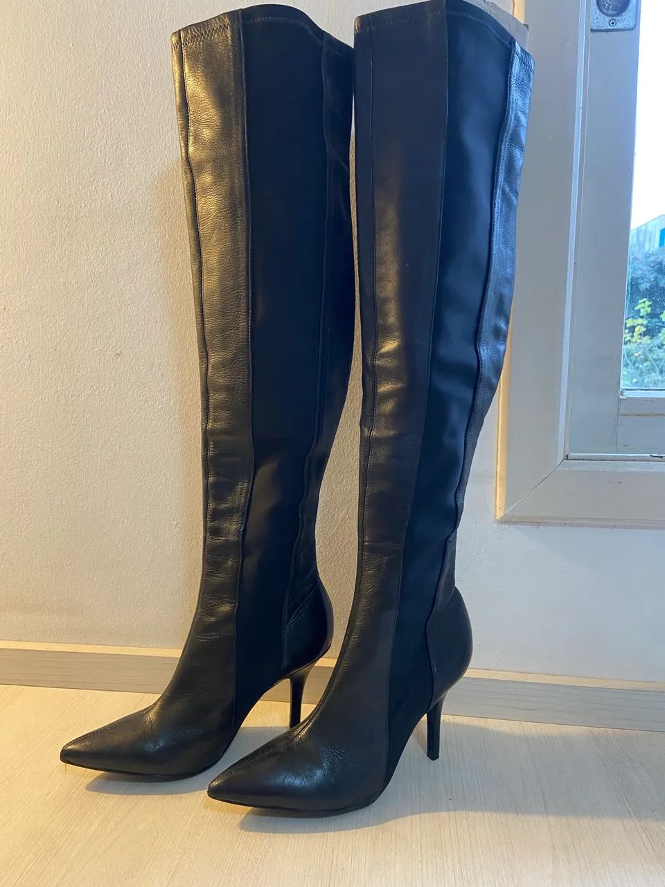 Bota Arezzo cano longo couro - Foto 5