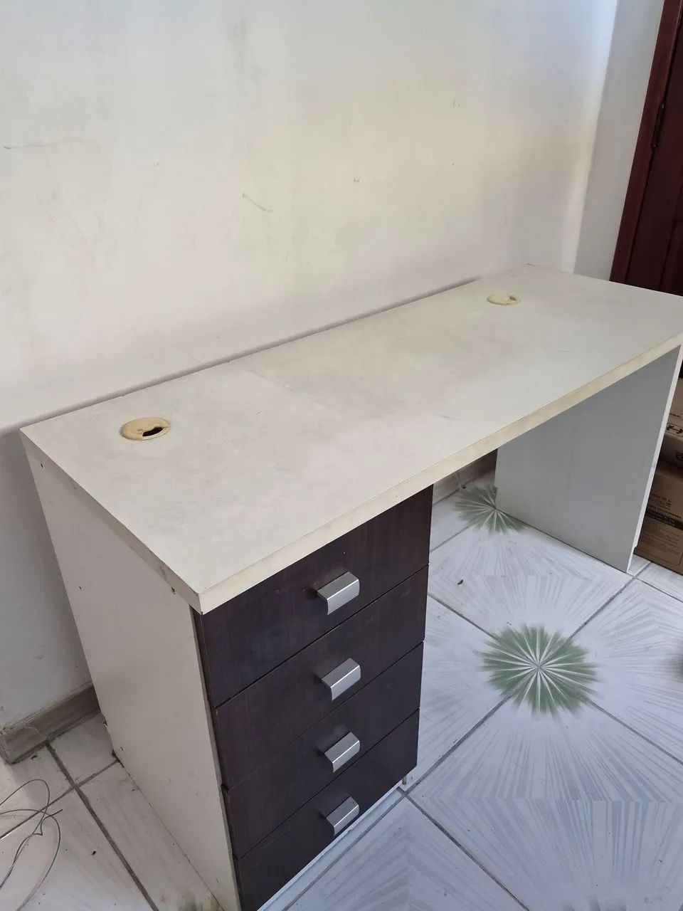 Mesa de madeira com 4 gavetas funcionando  - Foto 2