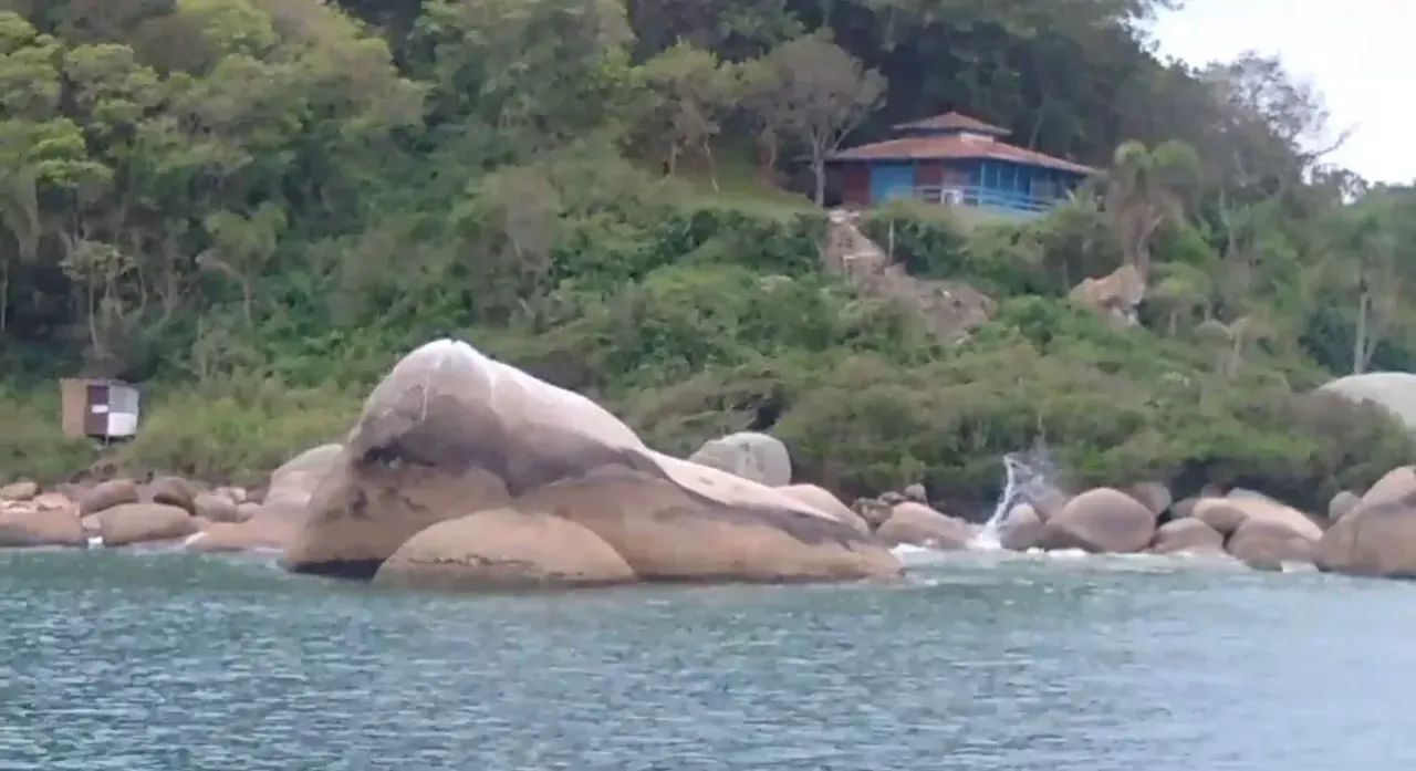Área com praia particular com 10000 metros quadrados em Ponta das Canas - Florianópolis - 