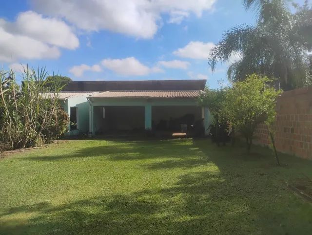 Casa com bom espaço gramado e piscina.  - Foto 2