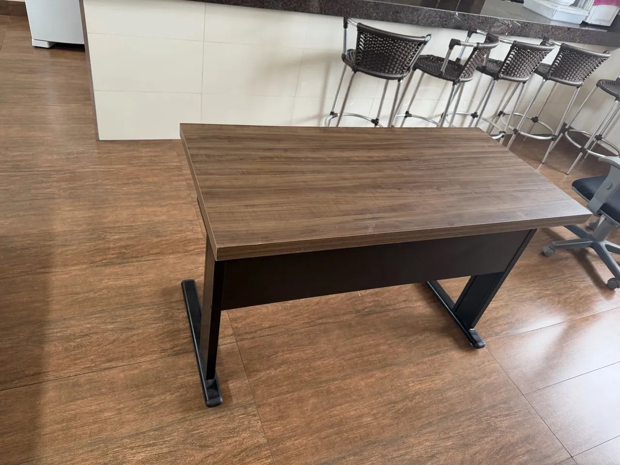 Mesa de escritório semi nova - Foto 2