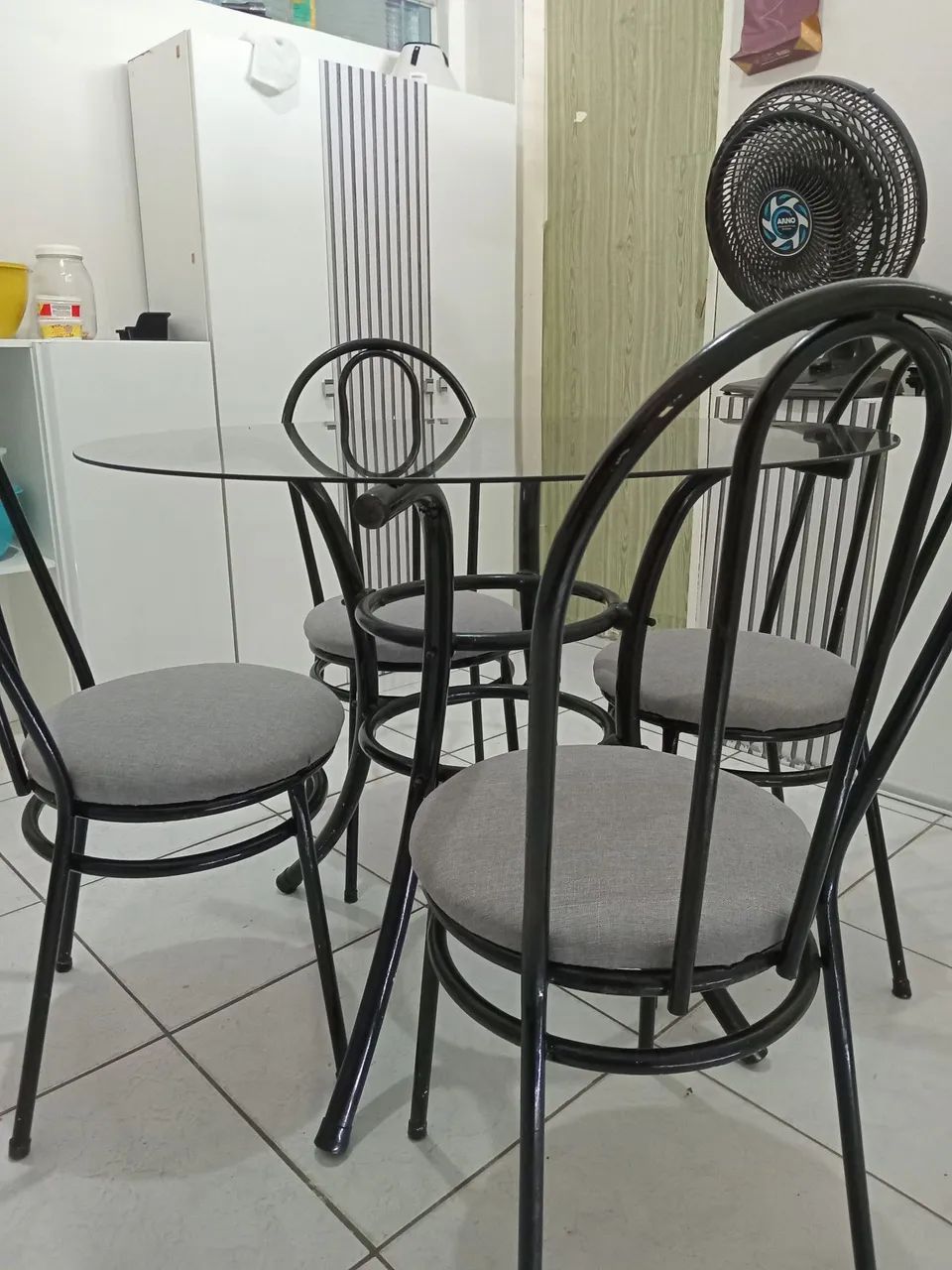Mesa de vidro  base de ferro  4 cadeiras  na cor preto  com  cinza - Foto 2
