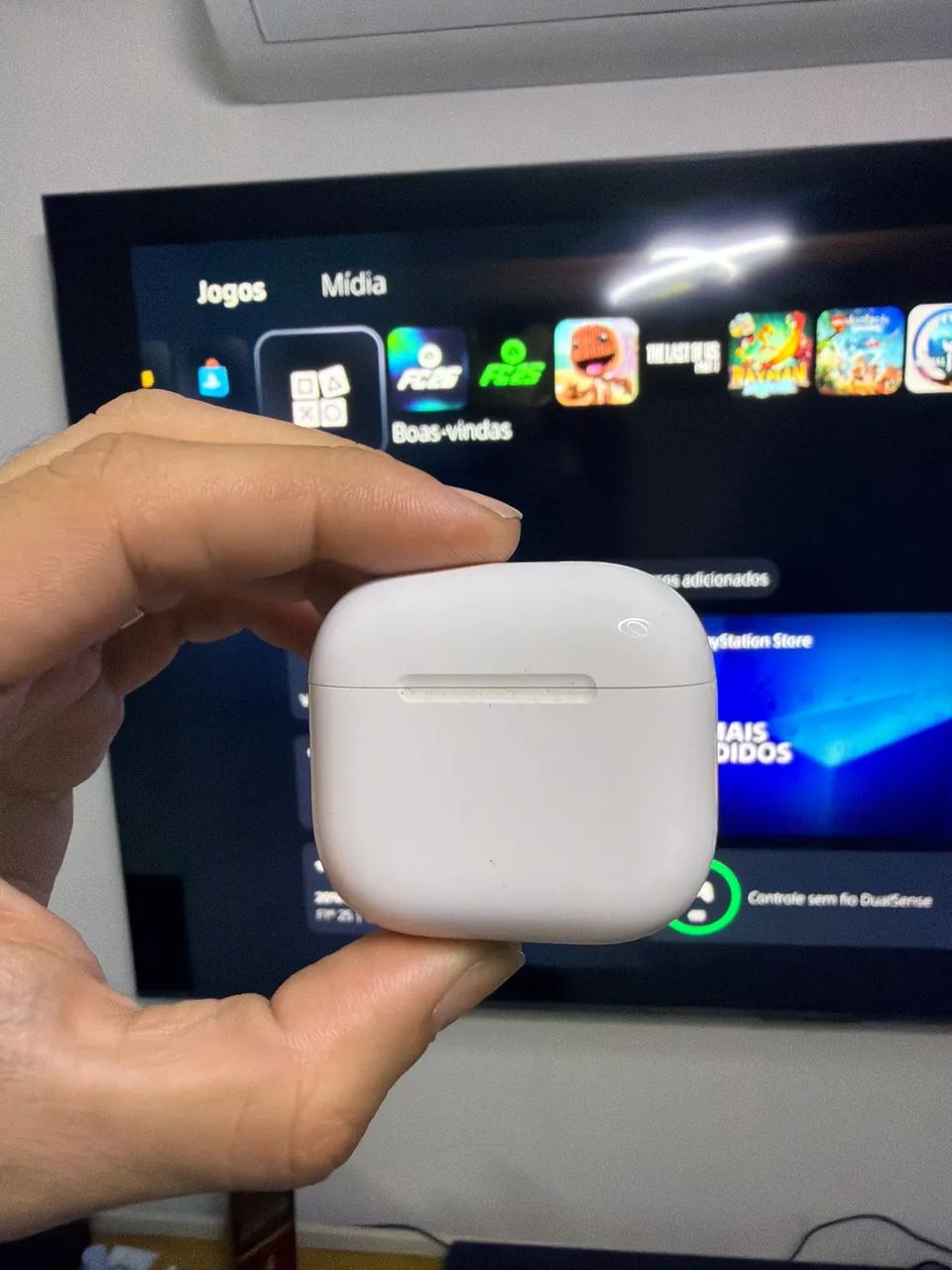 AirPods 4.