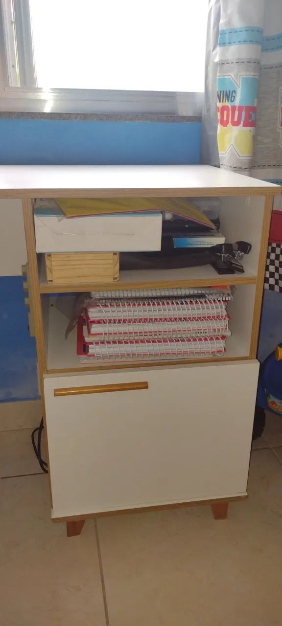 Mesa para estudos, com prateleiras e porta - Foto 4