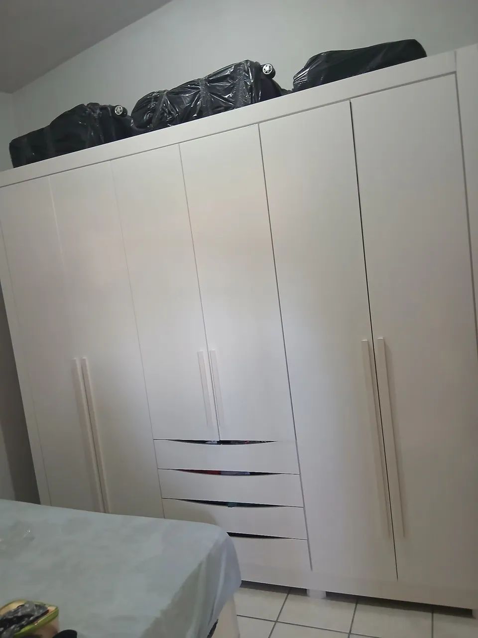 Vendo guarda roupa  grande espaçoso 6 portas  - Foto 2