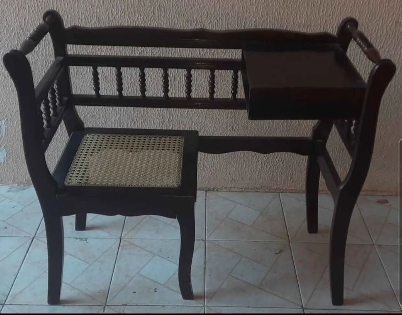 Vendo móveis antigos em palhinha