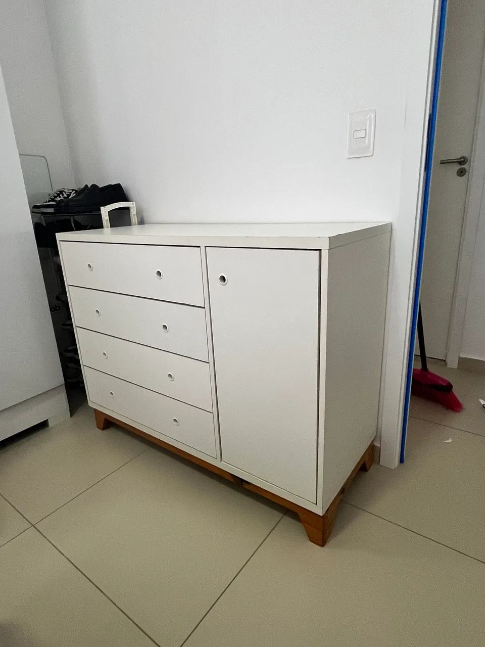 Vendo cômoda com 4 gavetas em excelente estado - Foto 2