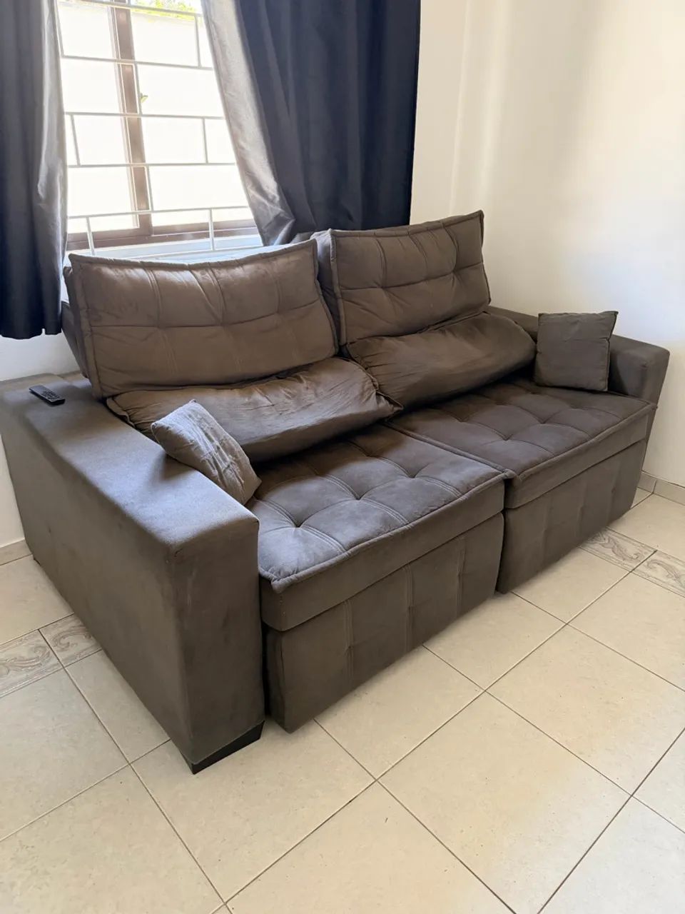 Sofá retrátil cinza  - Foto 2