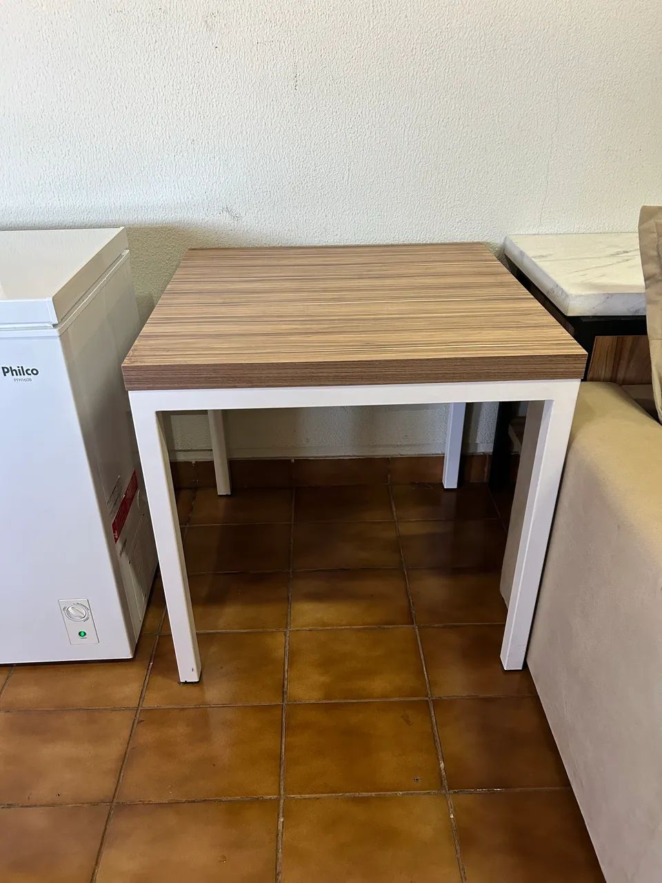 Mesa quadrada 76x76 - madeira e alumínio branco