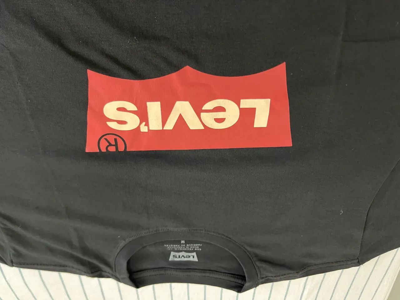 Camiseta Masculina Levi's Preta Logo Box Red Original - Foto 2
