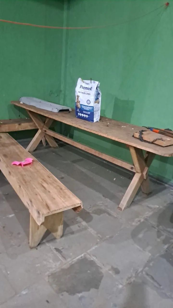 Conjunto mesa e bancos madeira 