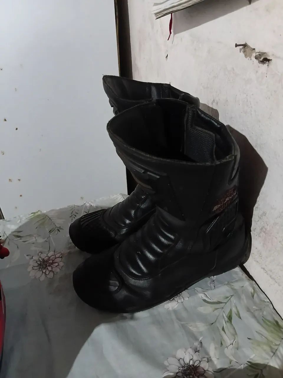 Vendo um par de botas de motoqueiro 