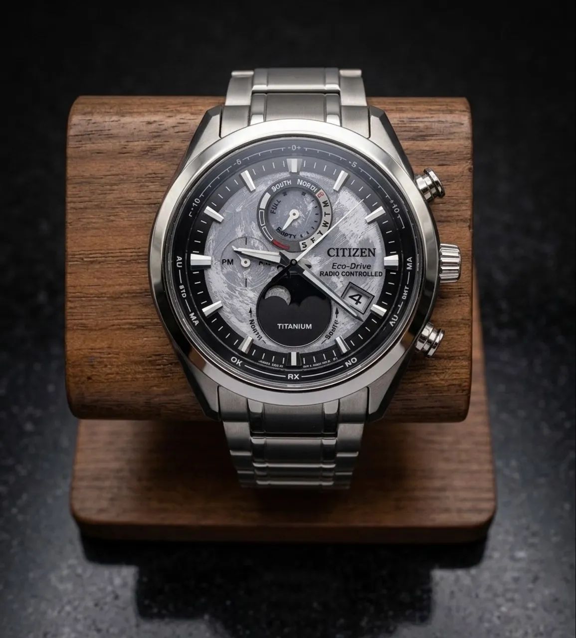 Relógio Citizen Tsuki Yomi Eco Drive Super Titanium Fases da Lua 