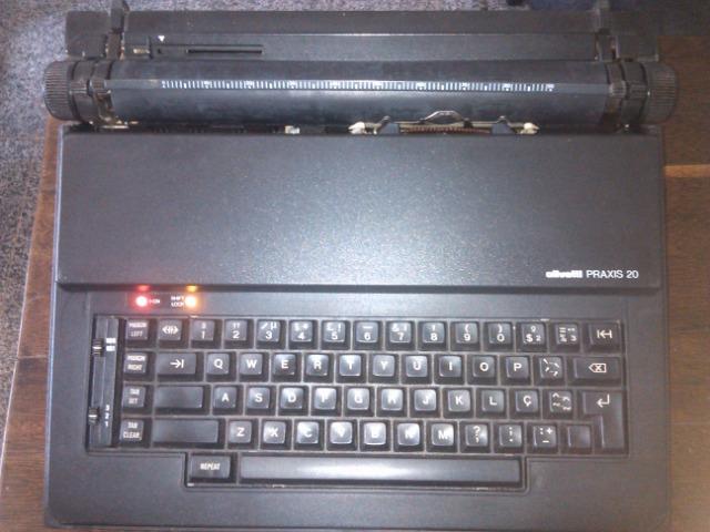 Máquina de datilografar elétrica Praxis 20 (Anos 80)