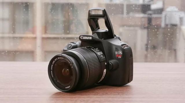 Camera Canon T5 Rebel