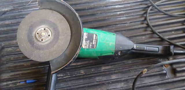 Esmerilhadeira Hitachi 2000w, 220V - Foto 2