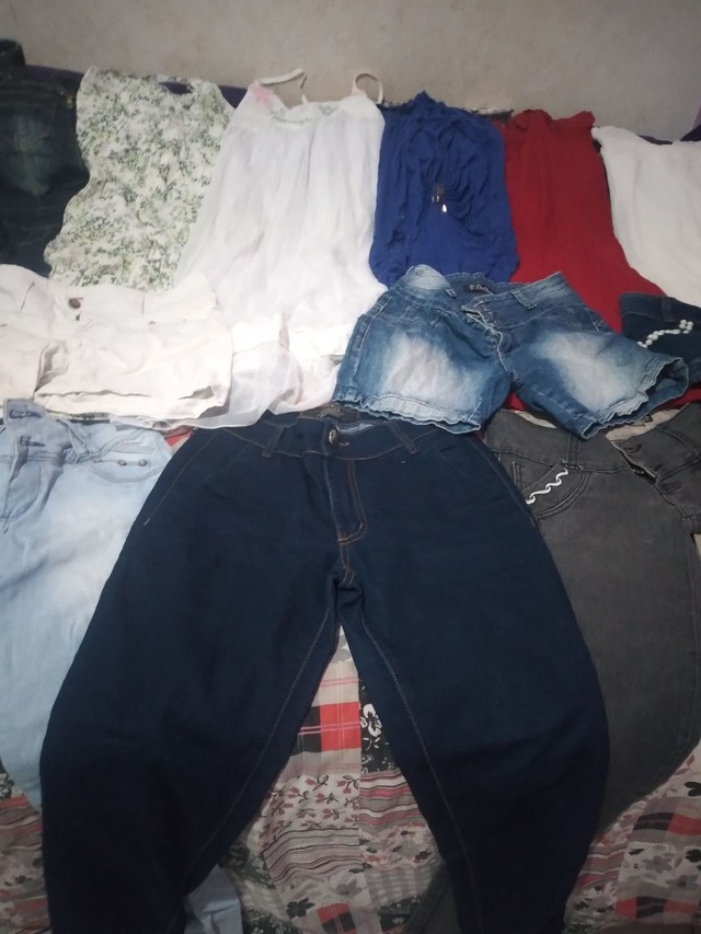 Calças shorts e vestidos e um macacão  jeans  - Foto 3