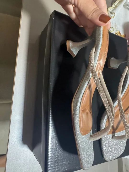 Sandália feminina prata com salto fino