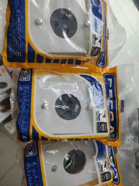 Tomada 2pinos chatos e 1 redondo embutir 60,00 3pcs - Foto 2